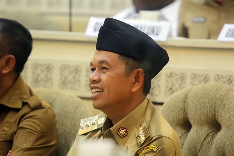 Gubernur Jawa Barat Dedi Mulyadi mengikuti Rapat Dengar Pendapat (RDP) Komisi II DPR di Kompleks Parlemen, Senayan, Jakarta, Selasa (29/4/2025).