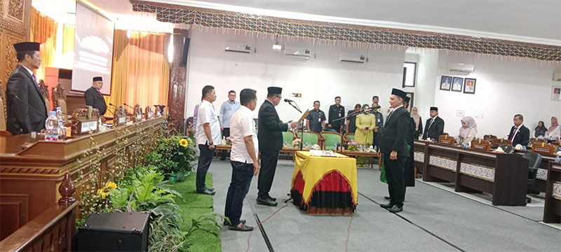 Ketua DPRD Kuansing H Juprizal SE MSi melakukan pelantikan dan pengambilan sumpah jabatan anggota DPRD Kuansing yang baru, Aditya Pramana dari PKB, Rabu (30/4/2025) siang di gedung DPRD Kuansing.