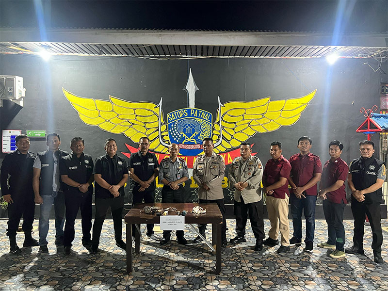 Tim Satops Patnal Lapas Kelas IIA Bengkalis bersama Polres menggelar razia gabungan menyita barang yang dilarang masuk ke dalam kamar hunian, Selasa  (29/4/2025) malam.