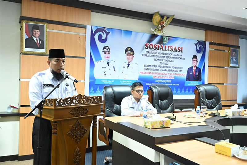Asisten I Setdakab Bengkalis Andris Wasono menyampaikan arahan dalam Sosialisasi Permen-PANRB dan Perbup di Ruang Rapat Hang Tuah Lantai ll Kantor Bupati Bengkalis, Rabu (30/4/2025).