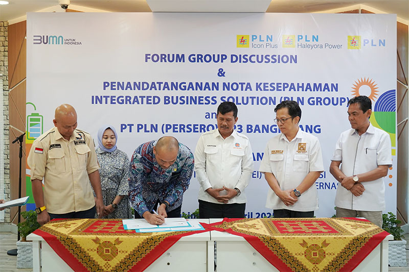 Manager PLN UP3 Bangkinang Tri Haryanto menandatangani MoU dengan lima asosiasi pengembang perumahan di Provinsi Riau di Kantor PLN UP3 Bangkinang, Selasa (29/4/2025).
