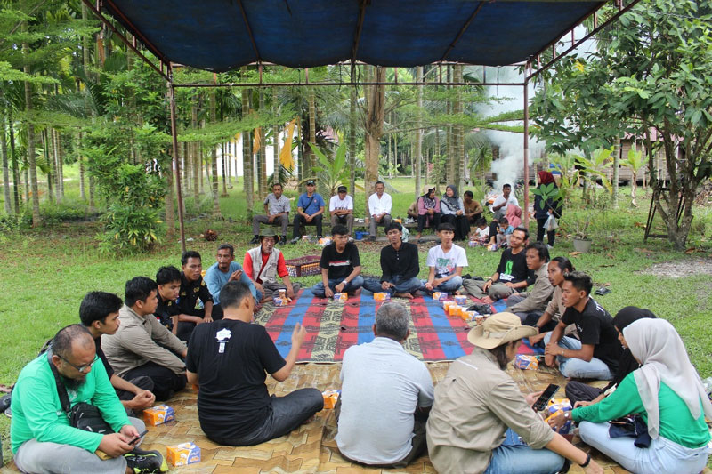 Sejumlah kelompok pencinta mangrove mengikuti pelatihan produksi gula dari pohon nipah di Desa Buruk Bakul, Kecamatan Siak Kecil, Bengkalis, Selasa (29/4/2025).