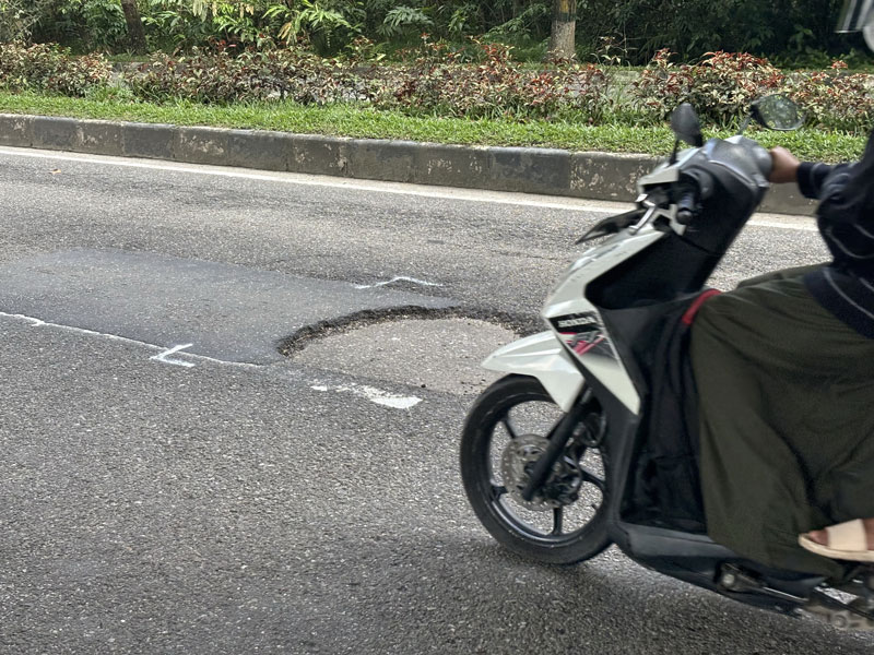 Jalan Lintas Siak-Tumang depan Puskesmas Siak masih dibiarkan rusak dan belum dilakukan perbaikan, Selasa (29/4/2025). Kondisi ini bisa membahayakan pengendara, terutama roda dua.