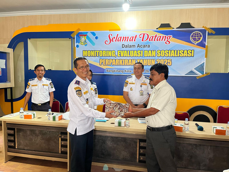 Kadis Perhubungan Kampar Refizal menyerahkan reward kepada pengelola parkir di aula Kantor Dinas Perhubungan Kabupaten Kampar, Selasa (29/4/2025).&nbsp;