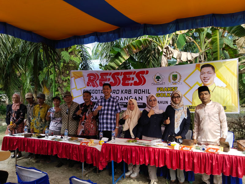 Anggota DPRD Rohil M Hotib foto bersama perangkat kepenghuluan, tokoh masyarakat saat reses di Kepenghuluan Teluk Bano II, Kecamatan Pekaitan, Selasa (29/4/2025).