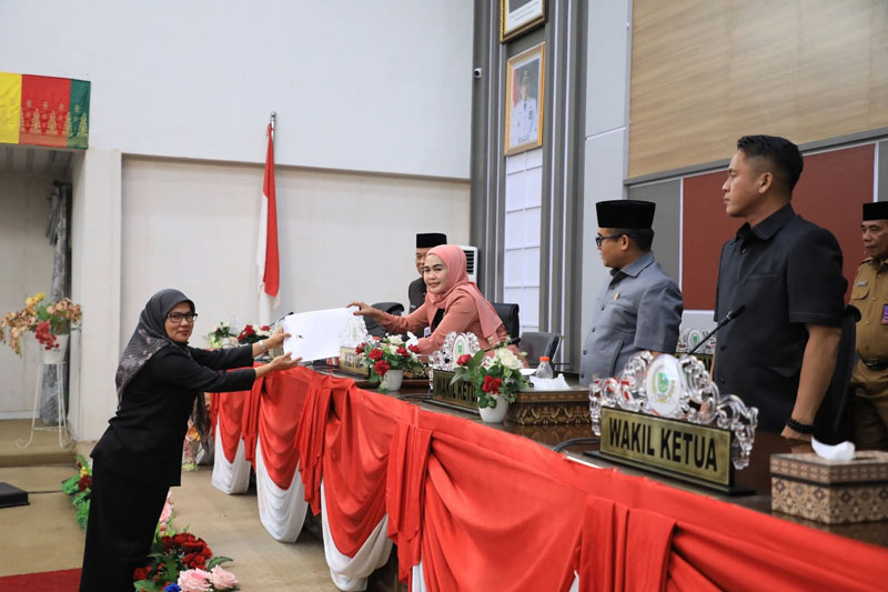 Ketua DPRD Rohul Hj Sumiartini menerima dokumen laporan reses dari juru bicara anggota DPRD Rohul Dapil 3 Neni Wahyuni dalam rapat paripurna di Gedung DPRD Rohul, Senin (28/4/2025).
