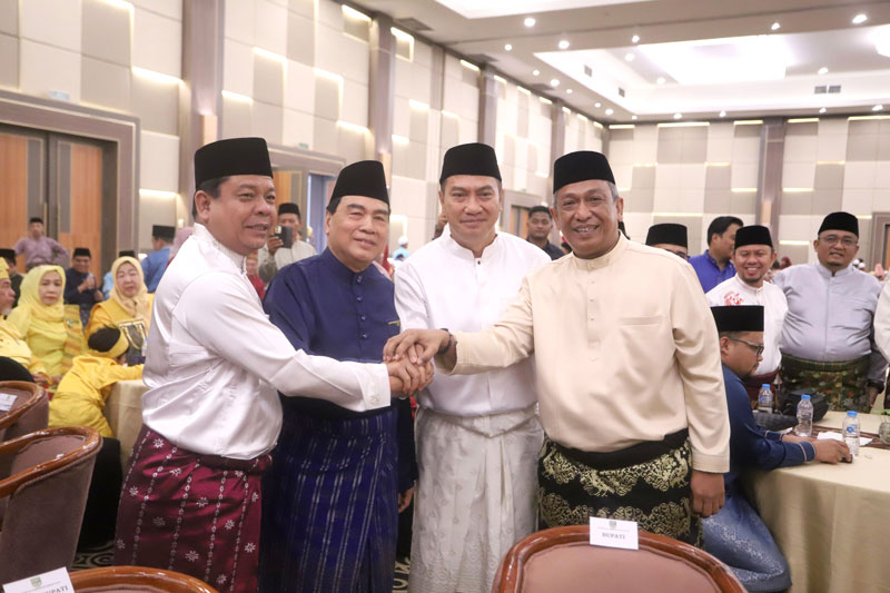 Bupati Rohul Anton ST MM bersama Wabup Rohul H Syafaruddin Poti SH MM salam komando dengan mantan Bupati Rohul 2006-2016 Dr H Achmad MSi dan mantan Bupati Rohul 2016-2017 H Suparman SSos MSi.