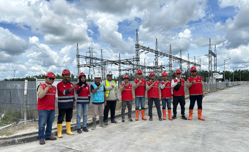 Tim PLN melakukan sesi foto bersama di sela kegiatan safety patrol secara rutin di Gardu Induk (GI) 150 kV Siak, Kabupaten Siak, Provinsi Riau.