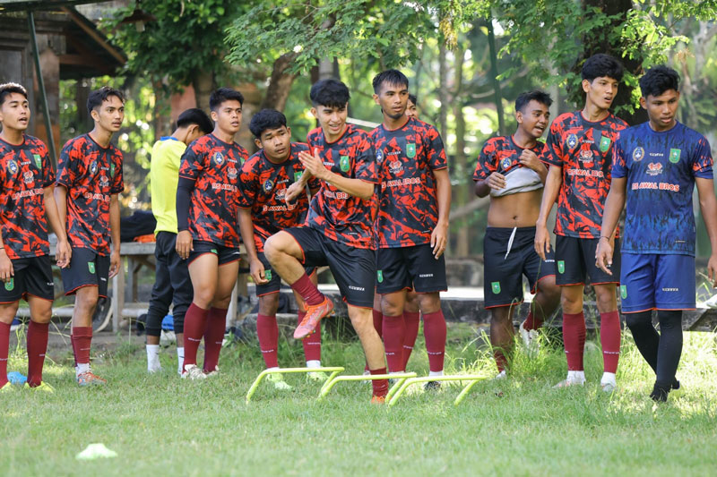 Pemain Pekanbaru FC melakukan pemanasan saat latihan di Denpasar, Bali, Selasa (29/4/2025).