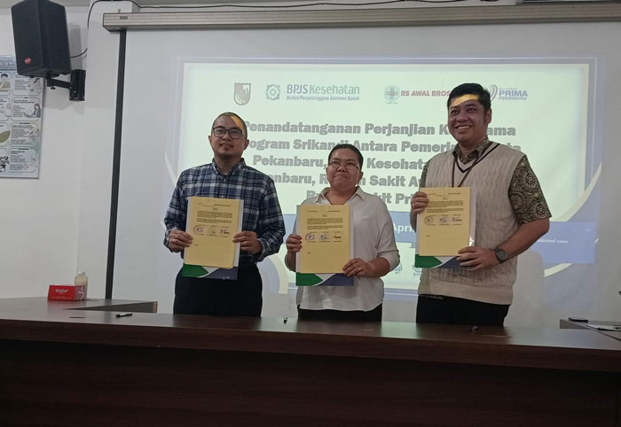 Kepala BPJS Kesehatan Cab Pekanbaru M Fakhriza (kanan) bersama Direktur RS Awal Bros Pekanbaru dr Jimmy Kurniawan Mkk SpOK, dan Kadiskes Pekanbaru diwakili Sub Kor Yandas dan Jamkes,Dedi Ana SKM MKM