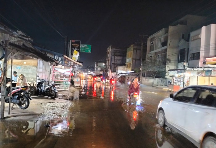 Sebagian ruas badan jalan di Jalan Budi Kemuliaan, Rabu (30/4/2025) malam tergenang  banjir rob.