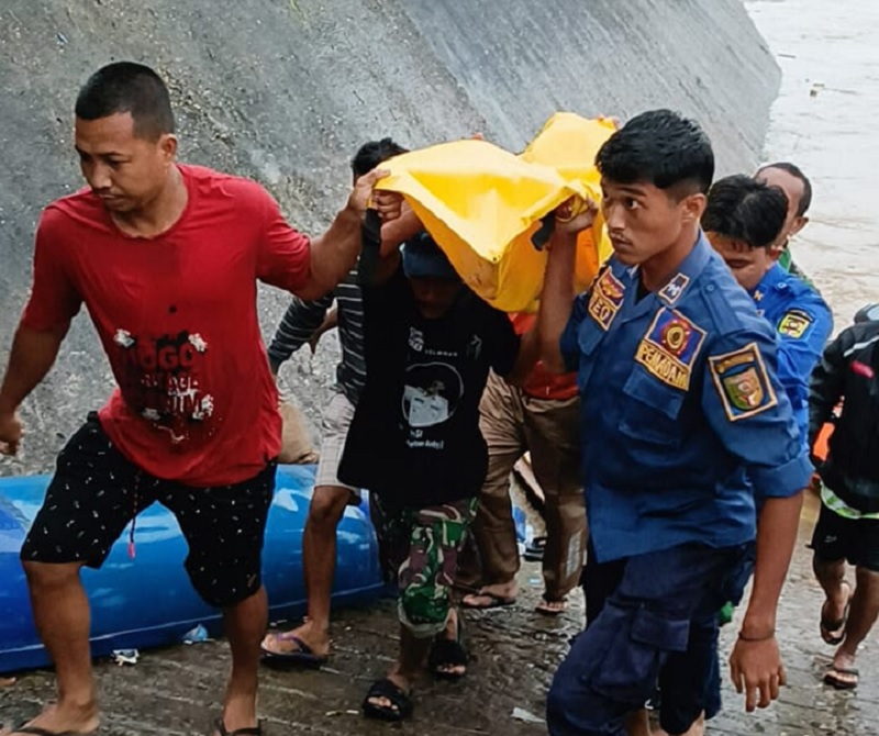 Tim Damkar dan BPBD Kuansing menjemput jenazah Zahdan yang ditemukan meninggal di Sungai Kuantan, Rabu (30/4/2025) pagi.