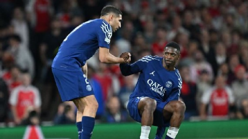 Ousmane Dembele dibantu berdiri oleh rekan setimnya Achraf Hakimi saat PSG menang 1-0 atas Arsenal di semifinal leg 1 Liga Champions.