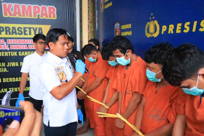 Kasat Reskrim AKP Gian Wiatma Jonimandala menggelar ekpos kasus karhutla dengan satu orang tersangka di halaman Mapolres Kampar, Rabu  (30/4/2024).