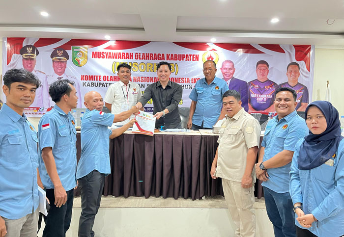 Wakil Ketua KONI Kuansing Uspandi serahkan berita acara hasil Musorkab KONI pada pimpinan sidang disaksikan Ketua KONI Kuansing terpilih Andi Cahyadi, Rabu (30/4/2025) di Hotel Anggela Teluk Kuantan