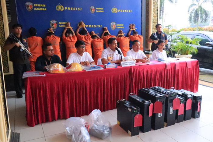 Kasat Reskrim AKP Gian Wiatma Jonimandala menggelar ekpos pencabulan dengan tersangka pensiunan PSN di halaman Mapolres Kampar, Rabu (30/4/2024).