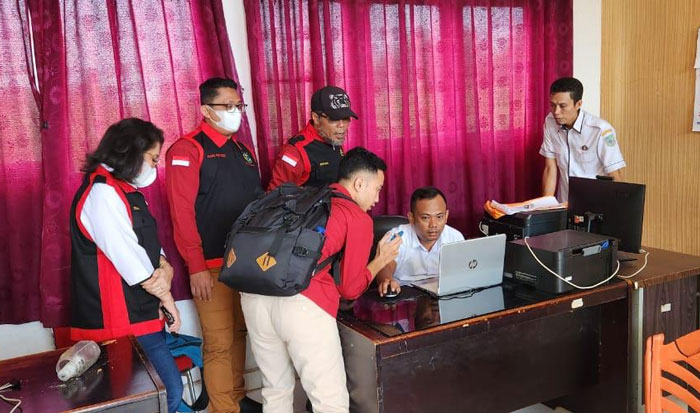 Tim Jaksa Pidsus Kejati Riau melakukan penggeledahan terhadap Kantor Disdik Rohil pada Rabu (30/4/2025).