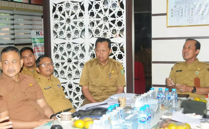 Pj Sekda Kabupaten Inhu, Paino SP saat memimpin rakor usulan sekolah rakyat, Rabu (30/4/2025).