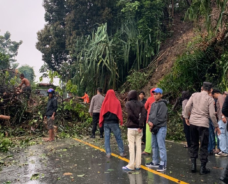 Tanah longsor dan pohon tumbang menutupi ruas jalan Lintas Teluk Kuantan-Pekanbaru, tepatnya di Desa Kebun Lado Kecamatan Singingi Kabupaten Kuansing, Rabu (30/4/2025).