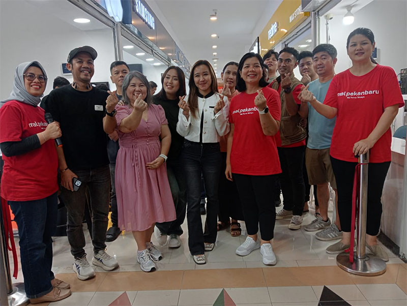GM Mal Pekanbaru Megawati (dua kanan) foto bersama tenant Handphone Center di lantai Ground Mal Pekanbaru, Kamis (1/5/2025).