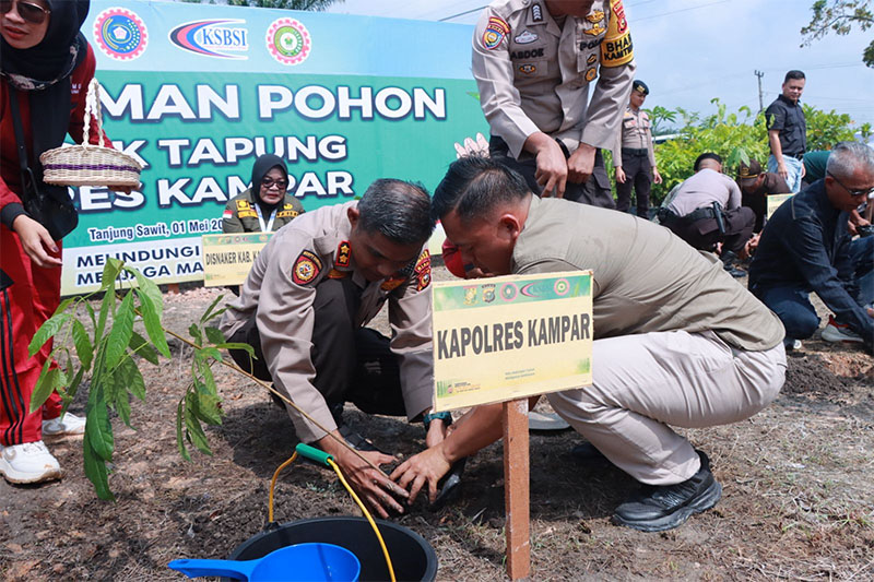Kapolres Kampar AKBP Mirhadi Mirwan bersama Ketua Komisi I DPRD Ristanto, Ketua DPC FKUI KSBSI Wanto Sinaga dan stakeholder melakukan penanaman pohon di Desa Tanjung Sawit, Kecamatan Tapung, Kamis