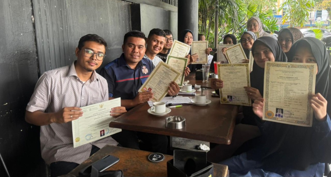 Anggota DPRD Kota Pekanbaru Zulkardi (dua kiri) bersama 14 mantan guru memperlihatkan ijazah yang sempat ditahan oleh salah satu sekolah swasta, Rabu (30/4/2025).