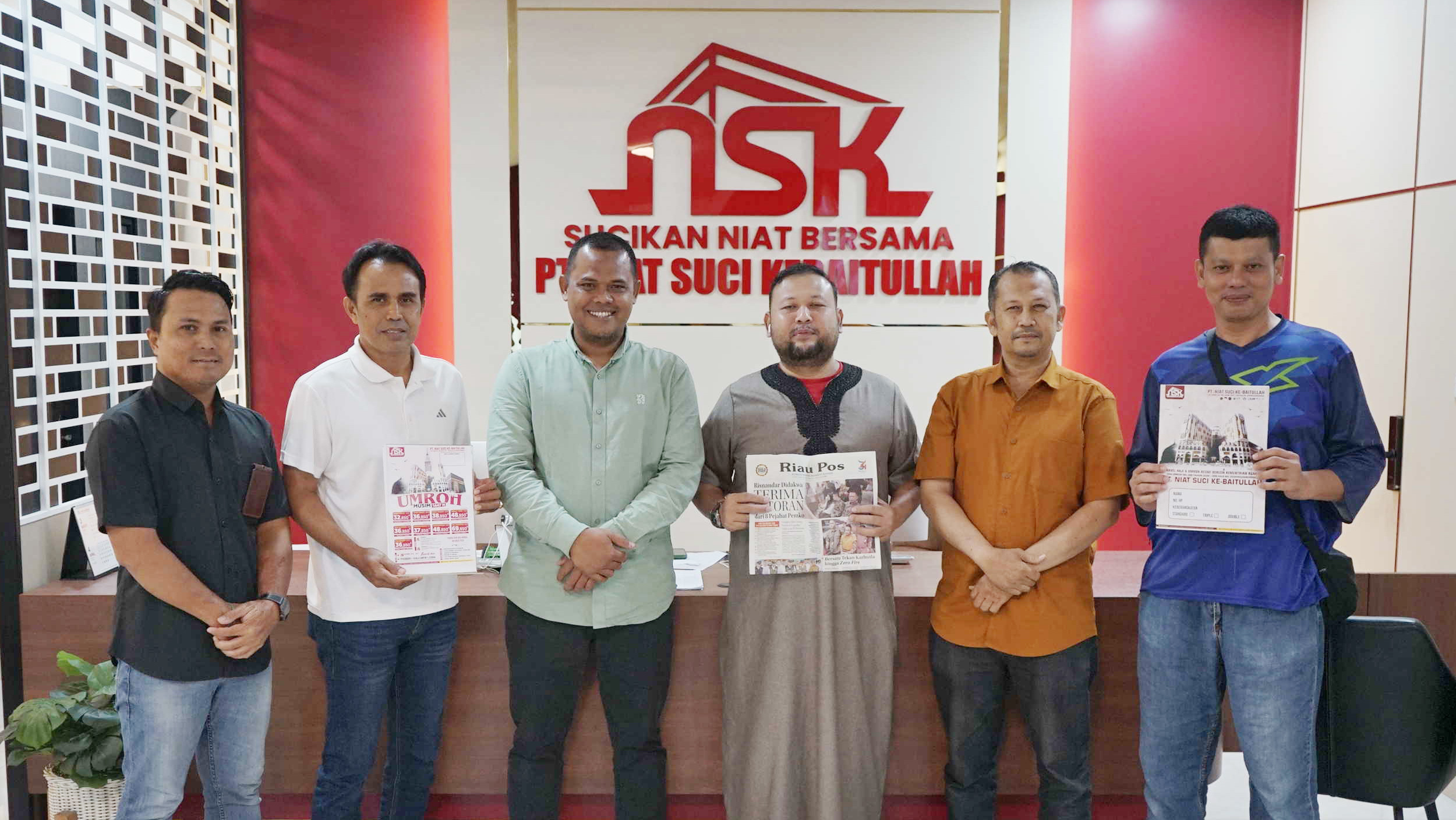 Owner PT Niat Suci Kebaitullah (NSK) Dr H Irma Romi Anto SH MH (tiga kanan) didampingi Direktur Marketing NSK H Ibnu Susanto (tiga kiri) foto bersama Penanggung Jawab Iklan Riau Pos Tengku Rasmin (dua kanan), Manajer Pemasaran  Abdul Kadir Bey (kanan), Wa
