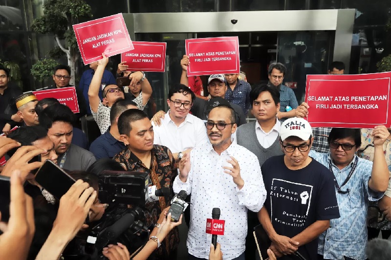 Mantan Ketua KPK Abraham Samad kritik tindakan mantan Presiden Joko Widodo (Jokowi)  yang melaporkan Roy Suryo dkk terkait dugaan pencemaran nama baik dalam kasus ijazah palsu.