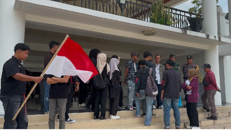 Demo mahasiswa yang tergabung dalam Aliansi Siak Menggugat di depan Kantor Bupati Siak bersiap melanjutkan aksi ke Kantor DPRD Siak, Rabu (30/4/2025).