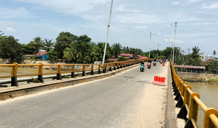 Arus lalu lintas di Jembatan Sungai Rokan di Kecamatan Ujung Batu, Rohul masih diberlakukan buka tutup dengan satu arah, baru-baru ini.