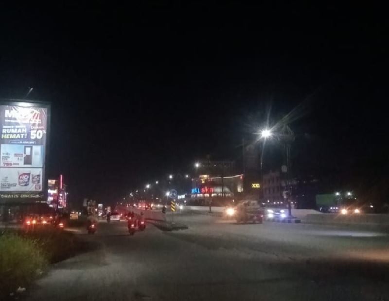 Lampu penerangan jalan umum yang berada di flyover SKA Jalan Soekarno-Hatta kembali menyala, Rabu (30/4/2025) malam.