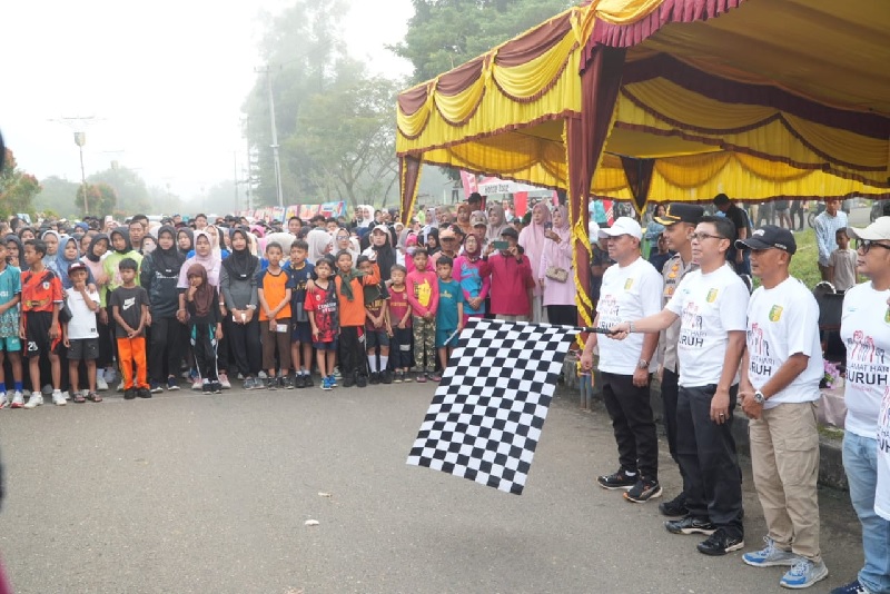 Pj Sekda Kuansing dr H Fahdiyansyah SpOg bersama Ketua DPRD H Juprizal SE MSi, Pabung 0302 Inhu Mayor Legimin melepas jalan santai peringatan hari buruh di kawasan Sport Center Kuansing, Telukkuantan.
