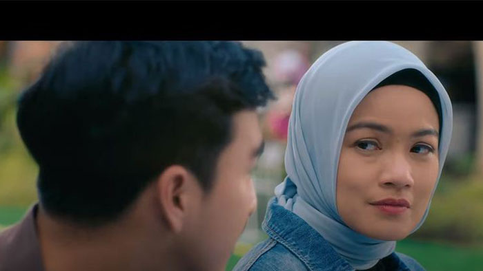 Satu adegan di film Tabayyun memperlihatkan kebersamaan Zalina (Titi Kamal) dengan Arlo (Ibrahim Risyad).