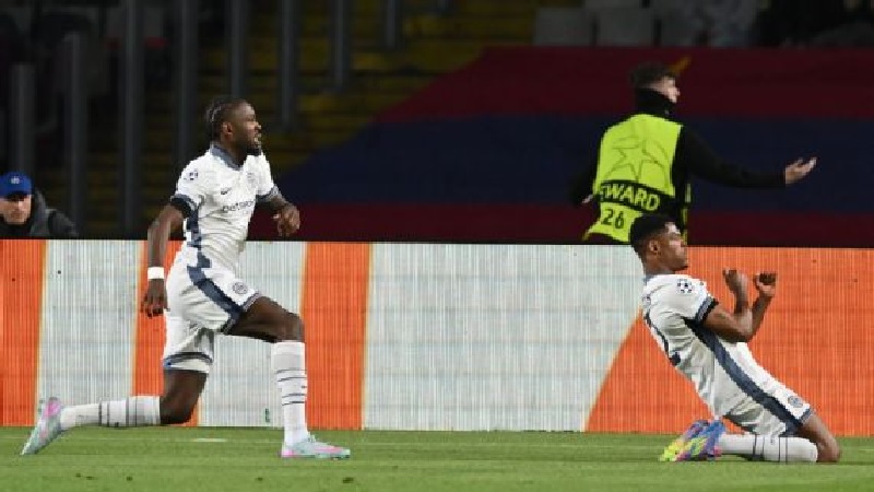 Marcus Thuram dan Denzel Dumfries menginspirasi Inter Milan untuk meraih hasil imbang yang mendebarkan di kandang Barcelona pada semifinal Liga Champions leg 1.