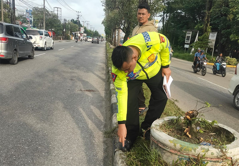Petugas saat melakukan oleh TKP di lokasi kejadian kecelakaan di Jalan HR Soebrantas, pada Jumat (2/5/2025).