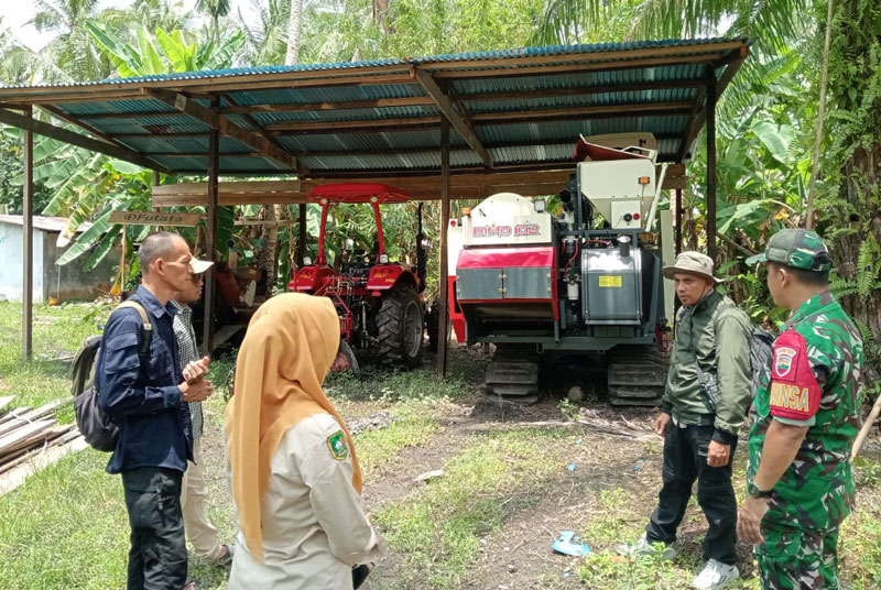 Perwakilan Kementerian Pertanian dan pihak terkait memantau kondisi alat pertanian yang akan diserahkan ke Brigade Pangan Kepulauan Meranti, baru-baru ini.