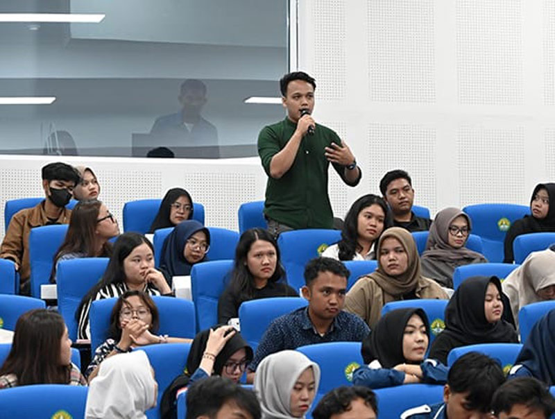 Sesi tanya jawab mahasiswa Unri kepada Wakil Menteri Perdagangan Repubik Indonesia Dyah Roro Esti BA MSc dalam suatu acara di Integrated Class Room Unri, belum lama ini.