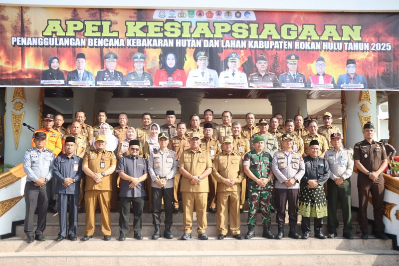 Bupati Rohul Anton ST MM bersama Wabup H Syafaruddin Poti foto bersama dengan forkopimda usai pimpin apel kesiapsiagaan penanggulangan bencana karhutla tingkat kabupaten.