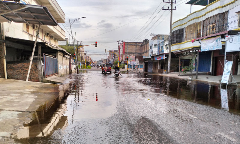 Kondisi Jalan Ahmad Yani mengarah ke perempatan Jalan Sultan Hasanuddin yang tergenang banjir rob, baru-baru ini.