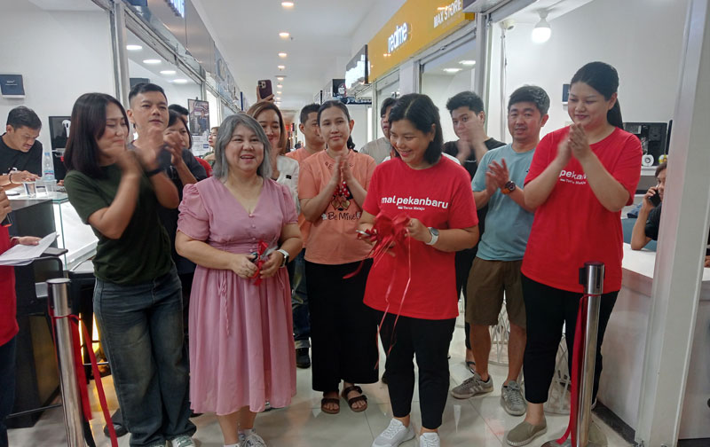 General Manager Mal Pekanbaru Megawati (dua kanan depan) melakukan gunting pita bersama para pemilik tenant Handphone Center usai melakukan reopening Handphone Center di lantai dasar Mal Pekanbaru.