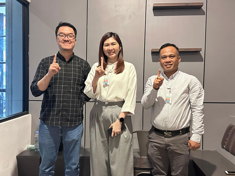 Hospital Director Eka Hospital Pekanbaru dr Monika Noviena Susanto MARS (tengah) foto bersama Spesialis Orthopedi dan Tulang Belakang Eka Hospital Pekanbaru.