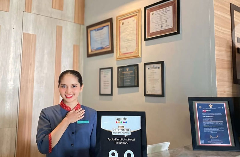 Resepsionis Hotel Ayola First Point Pekanbaru menyapa tamu yang datang, beberapa waktu lalu.