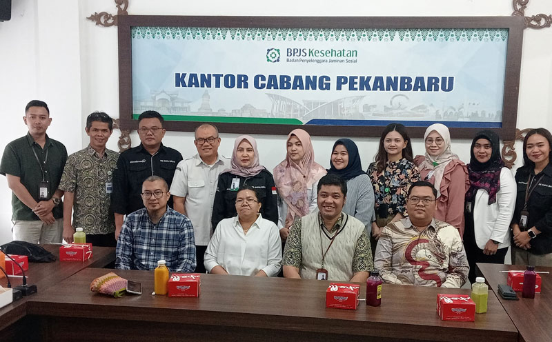 Kepala BPJS Kesehatan Cabang Pekanbaru Muhammad Fakhriza (dua kanan depan) foto bersama Direktur RS Awal Bros Pekanbaru dr Jimmy Kurniawan Mkk SpOK.
