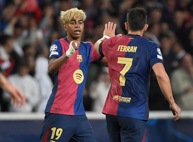 Penyerang Barcelona Ferran Torres bersama Lamine Yamal melakukan selebrasi usai mencetak gol ke gawang Inter Milan pada leg pertama semi final Liga Champions di Stadion Olimpic.