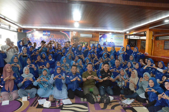 Ketua DPD Demokrat Riau Agung Nugroho dan Ketua DPC Pekanbaru Tengku Azwendy Fajri tunjukkan lambang bintang mercy saat foto bersama kader di Tuah Madani pada rapat konsolidasi partai
