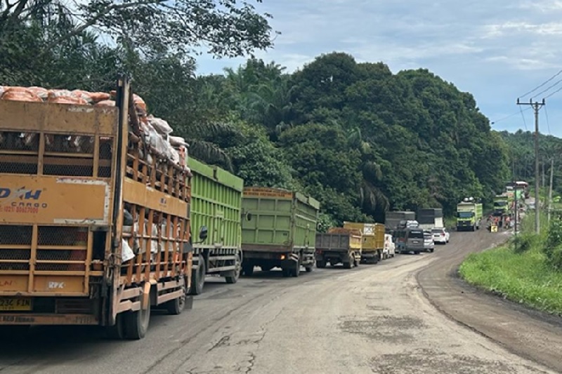 Kemacetan sepanjang 12 kilometer di Jalintim Jambi-Pekanbaru.
