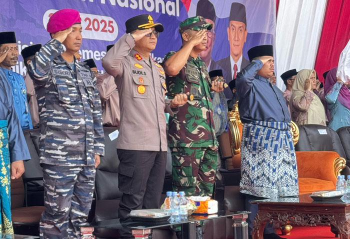 Kapolres Bengkalis AKBP Budi Setiawan bersama forkompimda hormat bendera pada upacara peringatan Hardiknas di Halaman Kantor Camat Mandau, Bengkalis, Jumat (2/5/2025).