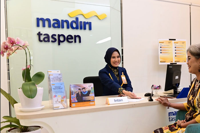 CS Bank Mandiri Taspen sedang menjelaskan produk Mantap Auto Loan (MAL) kepada seorang nasabah.