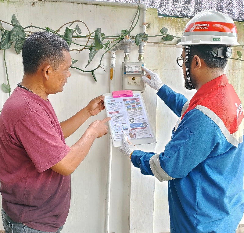 Petugas PGN memberi penjelasan cara mencatat meter mandiri bagi pelanggan Jargas di Pelalawan, Jumat (2/5/2025).