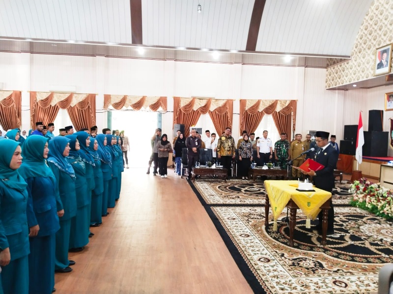 Wabup Rohil Jhony Charles BBA MBA membacakan naskah pelantikan TP PKK Rohil Periode 2025-2030 di Bagansiapiapi, Jumat (2/5/2025).